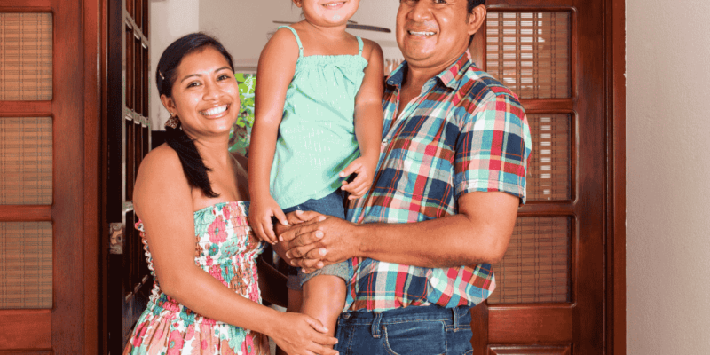 Cómo demostrar lazos familiares en una petición migratoria